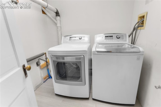 laundry room with washing machine and dryer