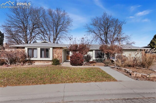 view of front of property featuring a front lawn