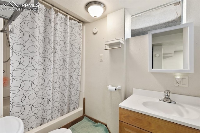 bathroom with a shower with shower curtain, vanity, and toilet