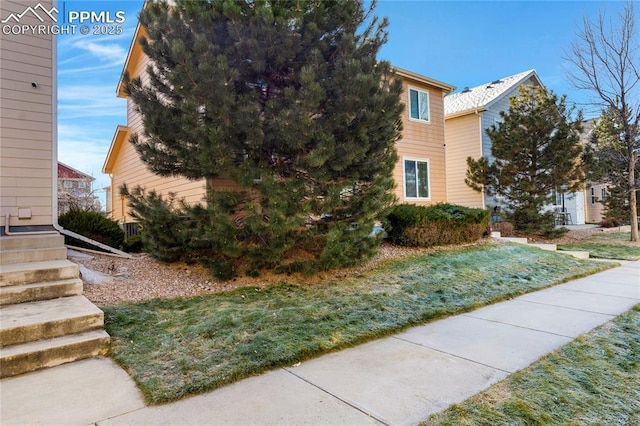 view of front facade with a front yard