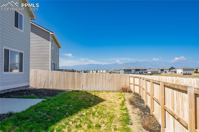 view of yard with a mountain view