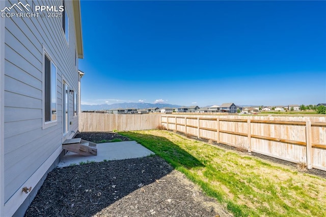 view of yard with a mountain view