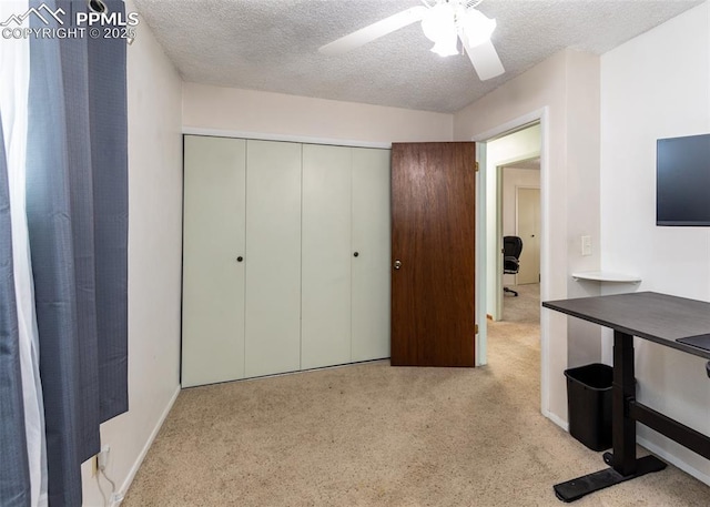 bedroom featuring ceiling fan, a textured ceiling, and a closet