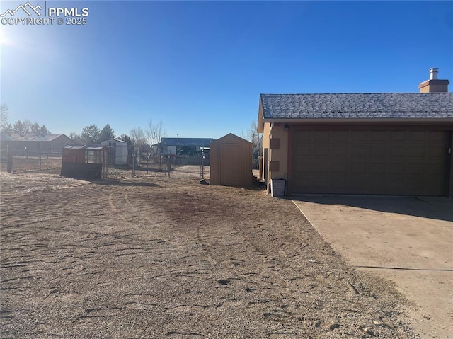 view of yard featuring a storage unit