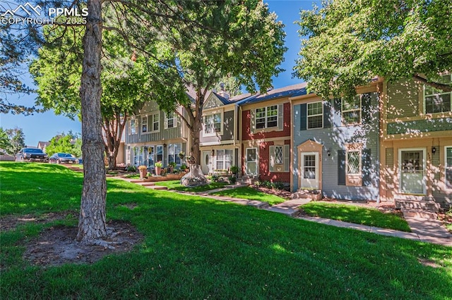 view of front of home featuring a front lawn