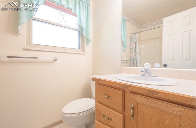 bathroom featuring a shower with curtain, vanity, and toilet