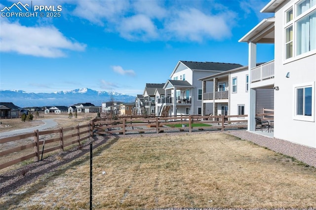 view of yard featuring a mountain view