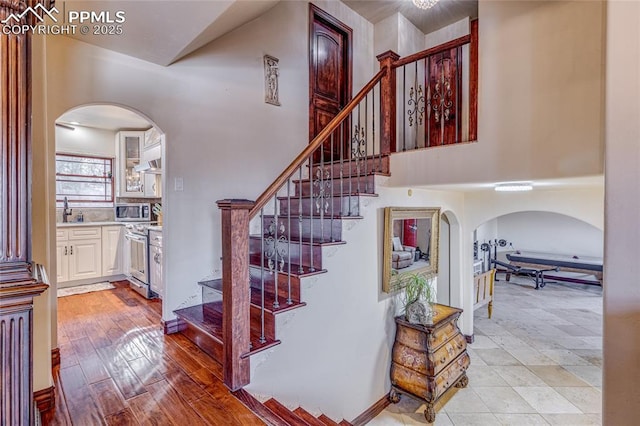 stairway featuring sink