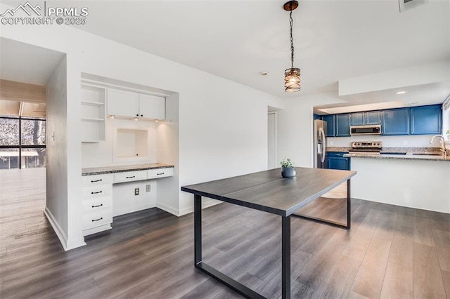 dining room featuring plenty of natural light, sink, and dark wood-type flooring