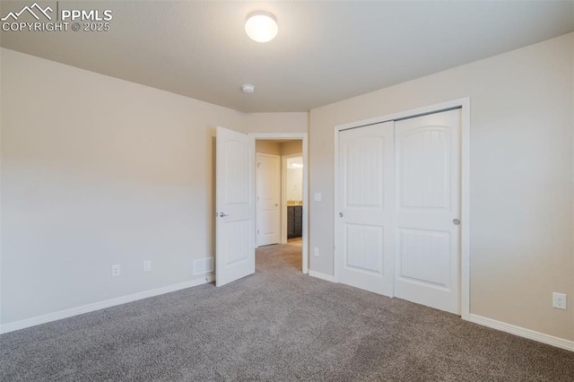 unfurnished bedroom with carpet flooring and a closet