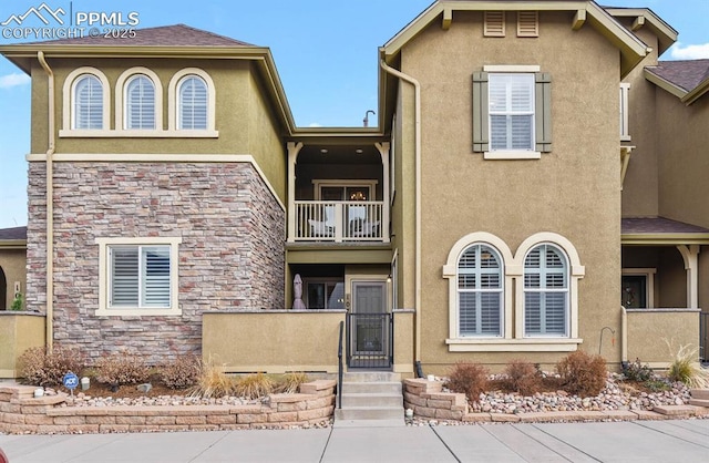 view of front of property featuring a balcony