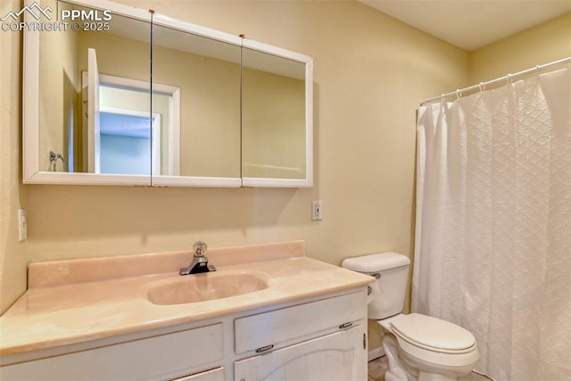 bathroom featuring a shower with curtain, vanity, and toilet