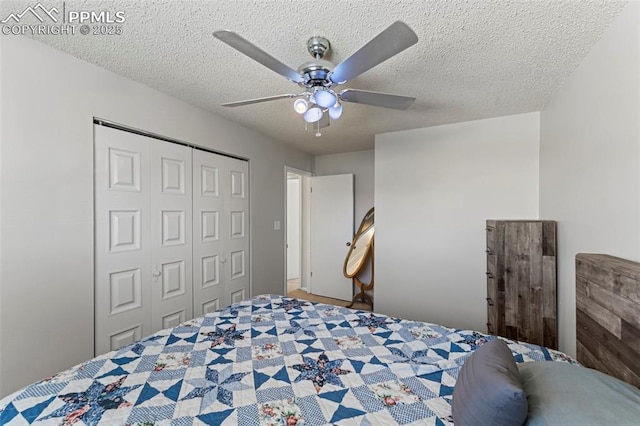 bedroom featuring ceiling fan, a closet, and a textured ceiling