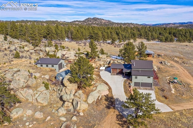 bird's eye view featuring a mountain view and a wooded view