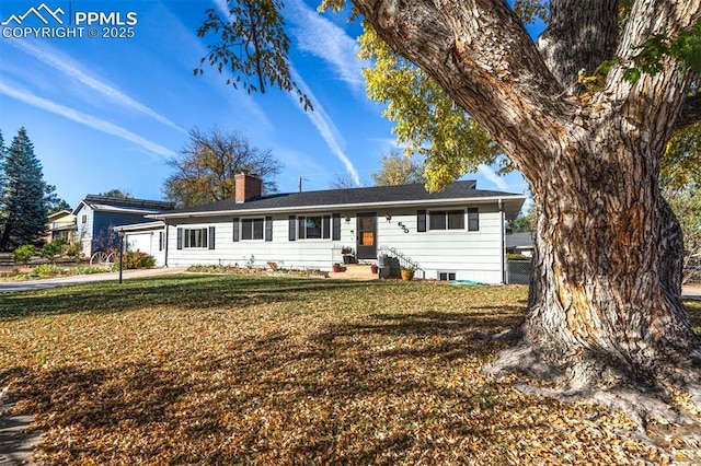 single story home featuring a front lawn