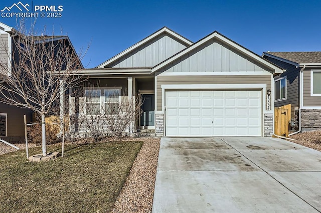 view of front of property featuring a front yard and a garage