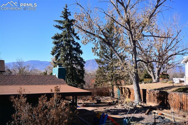 view of yard featuring a mountain view