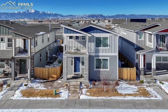 view of front of property featuring a mountain view