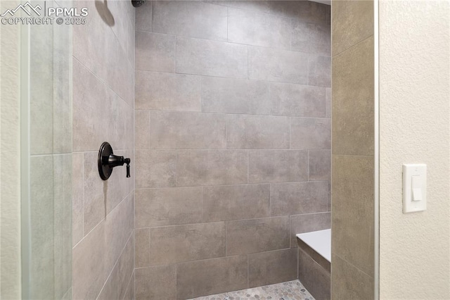 bathroom featuring tiled shower