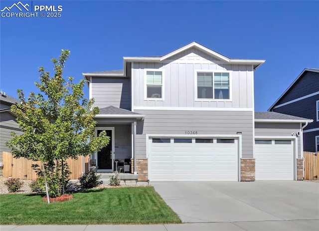 view of front of property featuring a front lawn and a garage