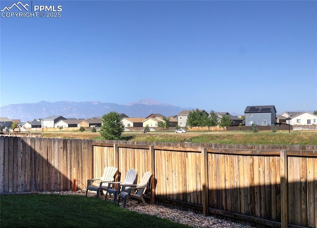 view of yard featuring a mountain view