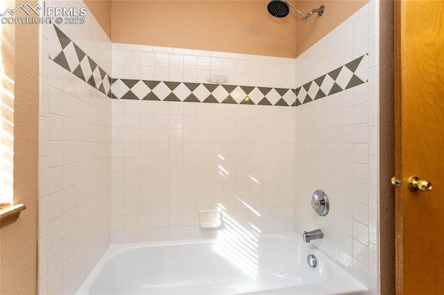 bathroom featuring tiled shower / bath