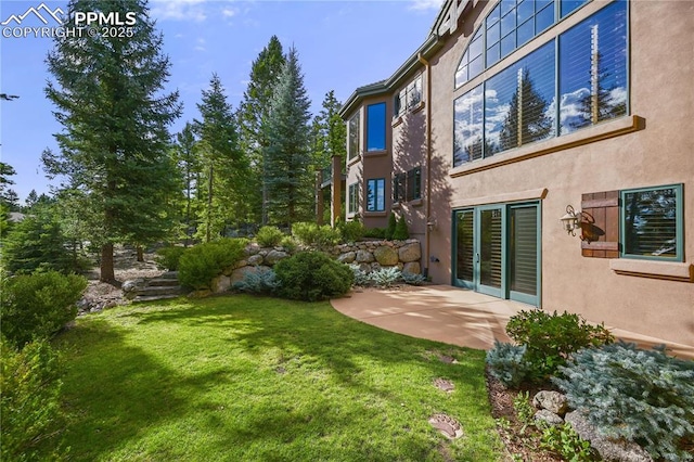 view of yard featuring a patio area