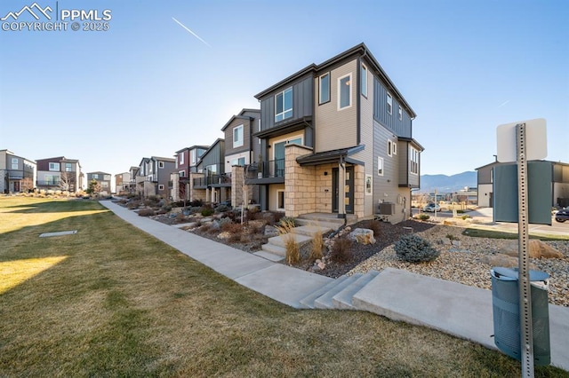 view of front of property featuring a front yard