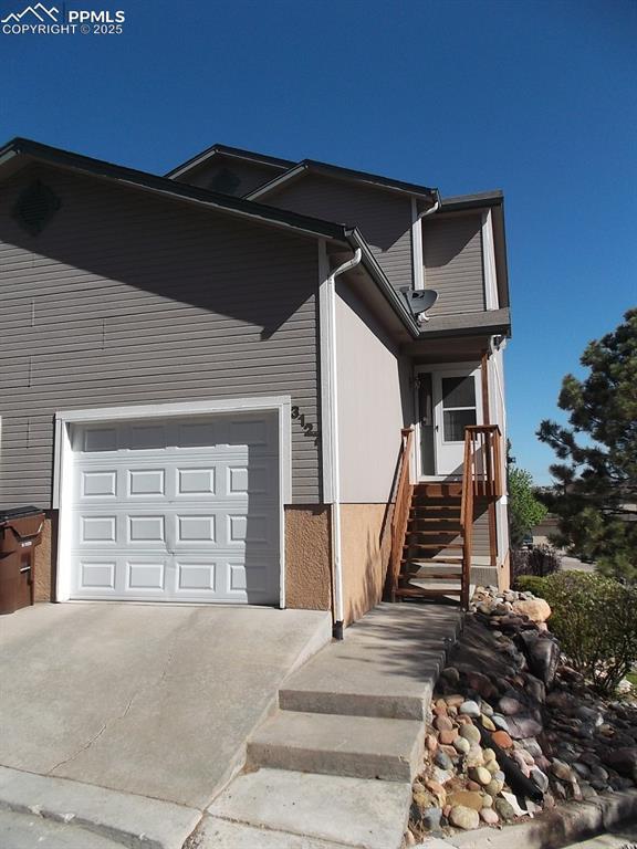 view of front facade featuring a garage