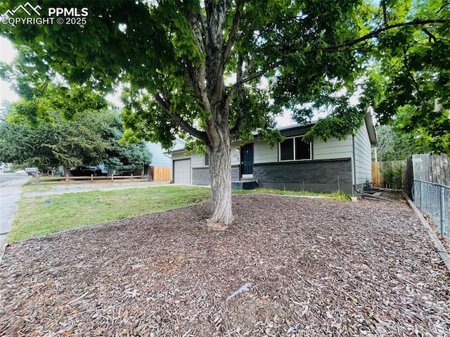 view of front of home featuring a front lawn