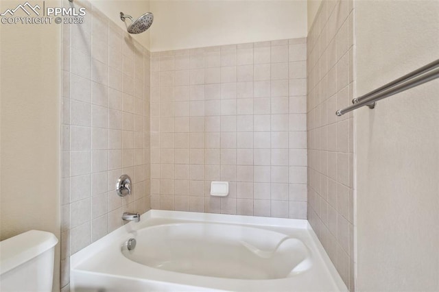 bathroom with tiled shower / bath and toilet