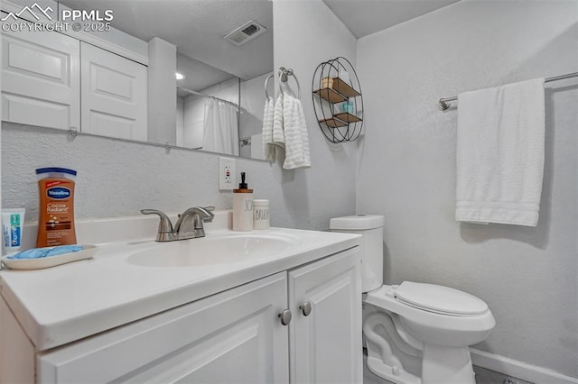 bathroom featuring a shower with curtain, vanity, and toilet