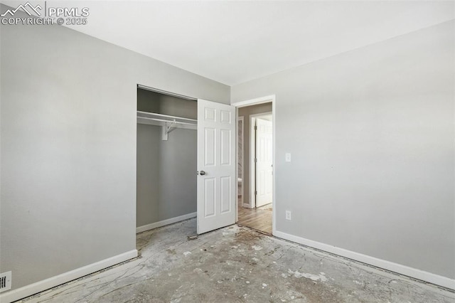 unfurnished bedroom featuring a closet