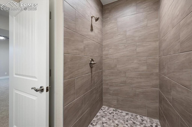 bathroom featuring a tile shower