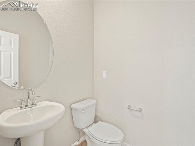 bathroom featuring toilet and sink