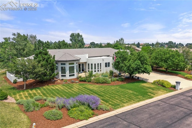 view of front of house featuring a front yard