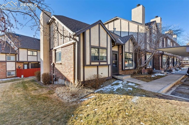 view of front of property featuring a front yard