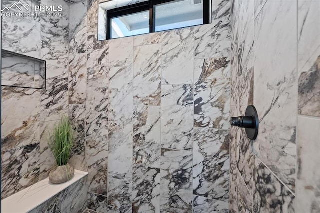 bathroom featuring a tile shower