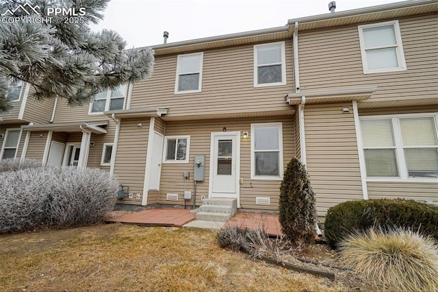 view of front of property featuring a front yard