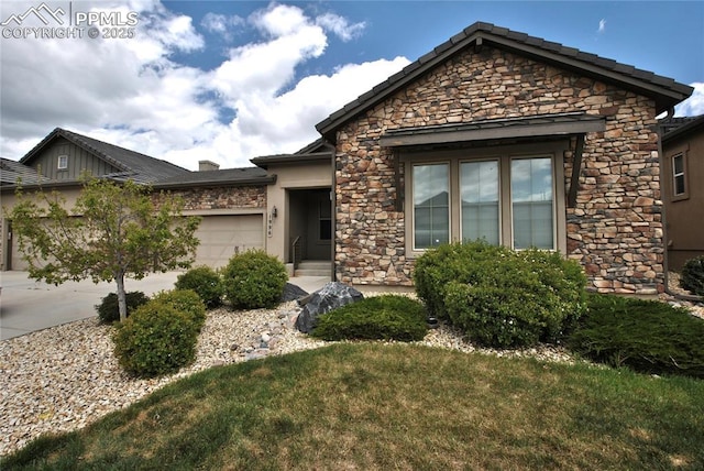 view of front facade featuring a front yard and a garage