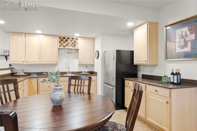 dining area with wet bar