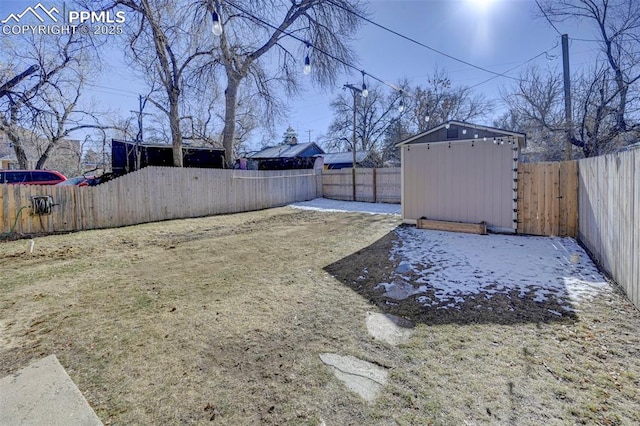 view of yard featuring a shed