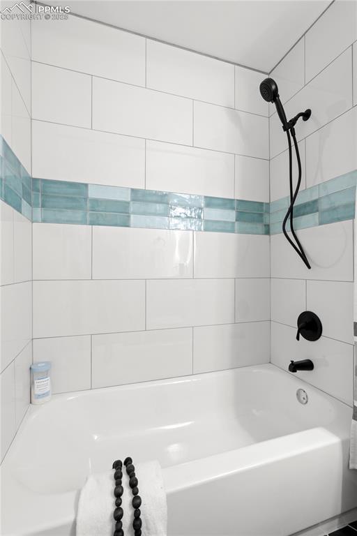 bathroom with tiled shower / bath