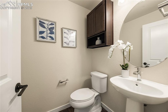 bathroom featuring sink, toilet, and a wall mounted AC