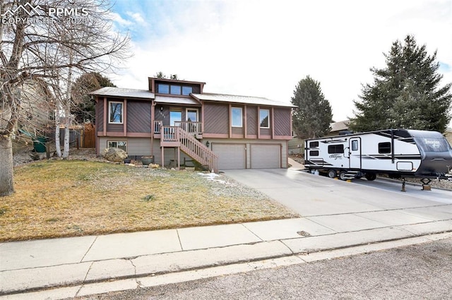 view of front of house featuring a front lawn and a garage