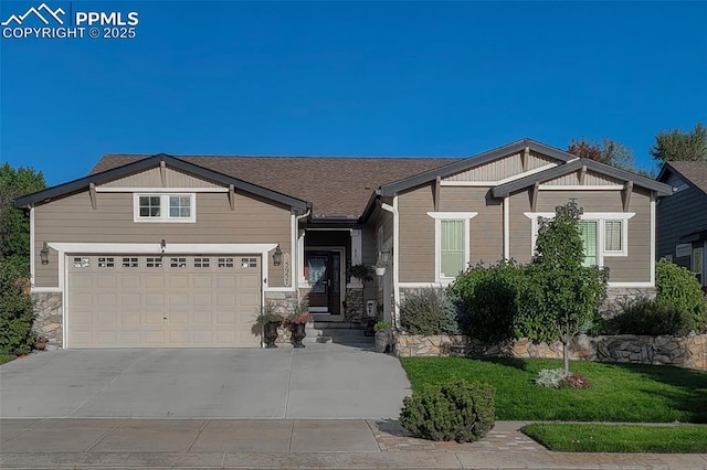 craftsman inspired home featuring a front lawn and a garage