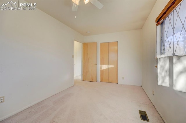 carpeted empty room featuring ceiling fan