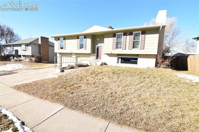 bi-level home featuring a front lawn