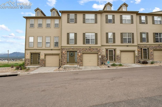 townhome / multi-family property with a mountain view