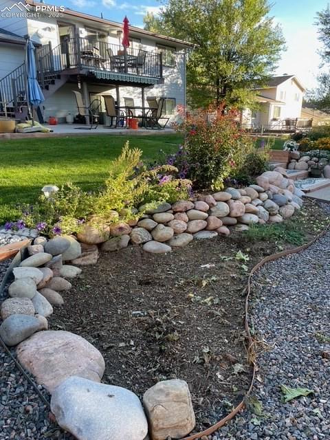 view of yard featuring a patio area